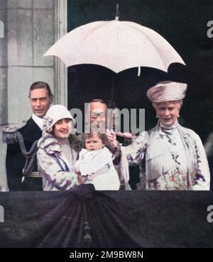 Der König und die Königin und der Herzog und die Herzogin von York, mit der kleinen Prinzessin Elizabeth, winken den Menschenmassen vom Balkon des Buckingham Palace zu. Königin Mary hält einen Schirm über dem Baby. Stockfoto