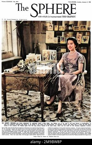 Königin Elizabeth II. Sitzt an ihrem Schreibtisch in der Long Library in Sandringham, um die traditionelle Weihnachtsrede zu halten. Da zum ersten Mal (Weihnachten 1957) Fernsehkameras eingesetzt wurden, sprach die Königin aus der Long Library und nicht aus der üblichen Studie, die zu klein für die notwendige Ausrüstung war. Stockfoto