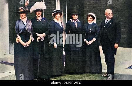 Leiter der Britischen Roten Kreuz Gesellschaft im Devonshire House im August 1914. Von links nach rechts: Georgina, Gräfin von Dudley, Königin Amelie von Portugal, Mrs. Goldsmith, Lady Gifford, Mrs. Ludlow und Sir Frederick Treves. Stockfoto