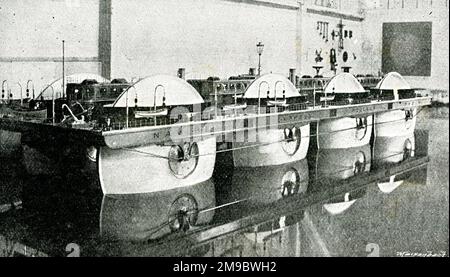 Modell von Ernest Bazins Roller Boat Transatlantic Steamer auf Rädern in einem Panzer in Levallois, Frankreich Stockfoto