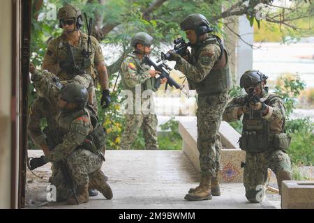 Mitglieder der 7. Special Forces Group (Airborne) lehren ecuadorianische Partnertruppen, wie sie eine lineare Ladung ordnungsgemäß vorbereiten, während sie explosionsfähige Türverletzungen und Nahkampf (CQB) in Manta, Ecuador, am 16. Mai 2022 durchführen. 7. die Sondereinsatzkräfte ODAS führen im Rahmen eines gemeinsamen gemeinsamen Austauschtrainings (JCET) mit den Partnerkräften ein CQB durch. ( USA Militärfotos von Staff Sgt. Matthew Griffith) Stockfoto