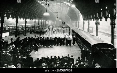 Königlicher Sarg von der Karre zum Zug, Bahnsteig 8, Paddington Station, London, Beerdigung von König George V. Stockfoto