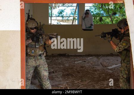 Ein Mitglied der 7. Special Forces Group (Airborne), zusammen mit ihrer ecuadorianischen Partnertruppe, entzieht während eines Nahkampfs (CQB) in Manta, Ecuador, am 16. Mai 2022 die Sicherheitskräfte aus einem Raum. 7. die Sondereinsatzkräfte ODAS führen im Rahmen eines gemeinsamen gemeinsamen Austauschtrainings (JCET) mit den Partnerkräften ein CQB durch. ( USA Militärfotos von Staff Sgt. Matthew Griffith) Stockfoto