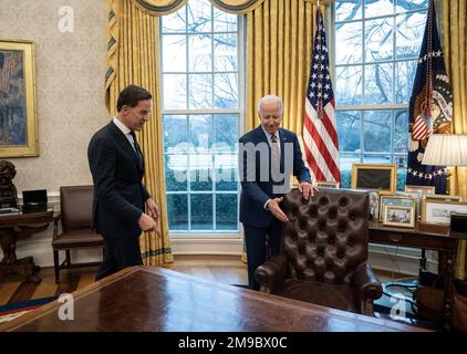 WASHINGTON - Premierminister Mark Rutte wird während seines Treffens mit US-Präsident Joe Biden eine Führung durch das Oval Office im Weißen Haus erhalten. Während des Besuchs wird die Koordinierung der Unterstützung für die Ukraine erörtert. Darüber hinaus wird die weitere Zusammenarbeit in den Bereichen Verteidigung und Sicherheit erörtert und eine weitere Stärkung der bilateralen Handelsbeziehungen zwischen den Niederlanden und den Vereinigten Staaten erörtert. ANP BART MAAT niederlande out - belgien out Stockfoto