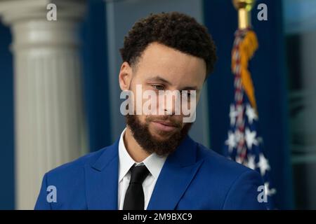 Washington, Vereinigte Staaten. 17. Januar 2023. Golden State Warriors Point Guard Stephen Curry gibt während der täglichen Einweisung im Weißen Haus in Washington, DC, am Dienstag, den 17. Januar 2023 eine Erklärung ab. Kredit: Chris Kleponis/CNP/dpa/Alamy Live News Stockfoto