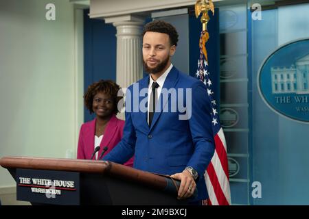 Washington, Vereinigte Staaten. 17. Januar 2023. Golden State Warriors Point Guard Stephen Curry gibt während der täglichen Einweisung im Weißen Haus in Washington, DC, am Dienstag, den 17. Januar 2023 eine Erklärung ab. Kredit: Chris Kleponis/CNP/dpa/Alamy Live News Stockfoto