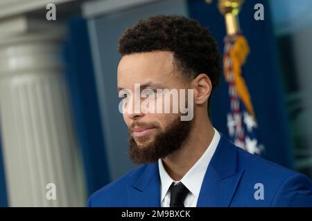 Washington, Vereinigte Staaten. 17. Januar 2023. Golden State Warriors Point Guard Stephen Curry gibt während der täglichen Einweisung im Weißen Haus in Washington, DC, am Dienstag, den 17. Januar 2023 eine Erklärung ab. Kredit: Chris Kleponis/CNP/dpa/Alamy Live News Stockfoto