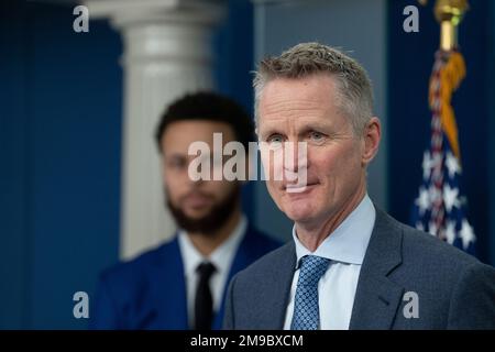 Washington, Vereinigte Staaten. 17. Januar 2023. Steve Kerr, Cheftrainer der Golden State Warriors, gibt während der täglichen Einweisung im Weißen Haus in Washington, DC, am Dienstag, den 17. Januar 2023 ein Statement ab. Kredit: Chris Kleponis/CNP/dpa/Alamy Live News Stockfoto