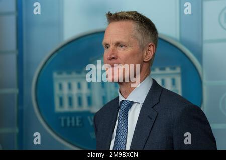 Washington, Vereinigte Staaten. 17. Januar 2023. Steve Kerr, Cheftrainer der Golden State Warriors, gibt während der täglichen Einweisung im Weißen Haus in Washington, DC, am Dienstag, den 17. Januar 2023 ein Statement ab. Kredit: Chris Kleponis/CNP/dpa/Alamy Live News Stockfoto