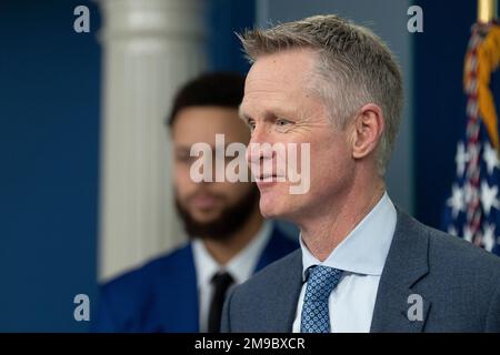 Washington, Vereinigte Staaten. 17. Januar 2023. Steve Kerr, Cheftrainer der Golden State Warriors, gibt während der täglichen Einweisung im Weißen Haus in Washington, DC, am Dienstag, den 17. Januar 2023 ein Statement ab. Kredit: Chris Kleponis/CNP/dpa/Alamy Live News Stockfoto