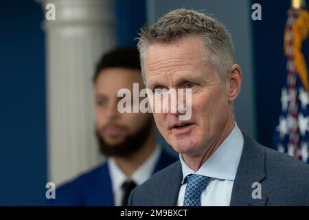 Washington, Vereinigte Staaten. 17. Januar 2023. Steve Kerr, Cheftrainer der Golden State Warriors, gibt während der täglichen Einweisung im Weißen Haus in Washington, DC, am Dienstag, den 17. Januar 2023 ein Statement ab. Kredit: Chris Kleponis/CNP/dpa/Alamy Live News Stockfoto