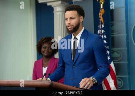 Washington, Vereinigte Staaten. 17. Januar 2023. Golden State Warriors Point Guard Stephen Curry gibt während der täglichen Einweisung im Weißen Haus in Washington, DC, am Dienstag, den 17. Januar 2023 eine Erklärung ab. Kredit: Chris Kleponis/CNP/dpa/Alamy Live News Stockfoto