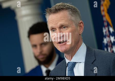 Washington, Vereinigte Staaten. 17. Januar 2023. Steve Kerr, Cheftrainer der Golden State Warriors, gibt während der täglichen Einweisung im Weißen Haus in Washington, DC, am Dienstag, den 17. Januar 2023 ein Statement ab. Kredit: Chris Kleponis/CNP/dpa/Alamy Live News Stockfoto