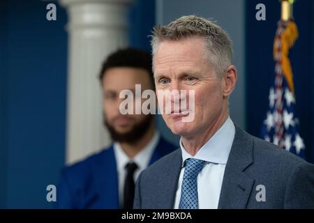 Washington, Vereinigte Staaten. 17. Januar 2023. Steve Kerr, Cheftrainer der Golden State Warriors, gibt während der täglichen Einweisung im Weißen Haus in Washington, DC, am Dienstag, den 17. Januar 2023 ein Statement ab. Kredit: Chris Kleponis/CNP/dpa/Alamy Live News Stockfoto