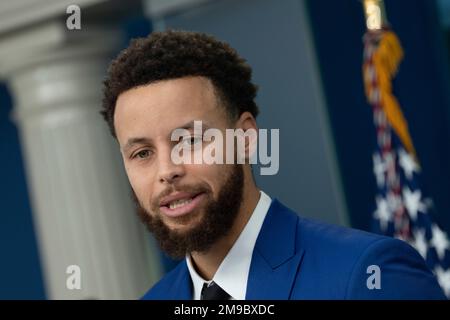 Washington, Vereinigte Staaten. 17. Januar 2023. Golden State Warriors Point Guard Stephen Curry gibt während der täglichen Einweisung im Weißen Haus in Washington, DC, am Dienstag, den 17. Januar 2023 eine Erklärung ab. Kredit: Chris Kleponis/CNP/dpa/Alamy Live News Stockfoto