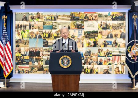 Washington, Vereinigte Staaten von Amerika. 12. Januar 2023. USA Präsident Joe Biden spricht vom South Court Auditorium im Eisenhower Executive Office Building des Weißen Hauses am 12. Januar 2023 in Washington, D.C. über die Wirtschaft Kredit: Adam Schultz/White House Photo/Alamy Live News Stockfoto