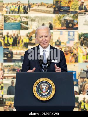 Washington, Vereinigte Staaten von Amerika. 12. Januar 2023. USA Präsident Joe Biden spricht vom South Court Auditorium im Eisenhower Executive Office Building des Weißen Hauses am 12. Januar 2023 in Washington, D.C. über die Wirtschaft Kredit: Adam Schultz/White House Photo/Alamy Live News Stockfoto