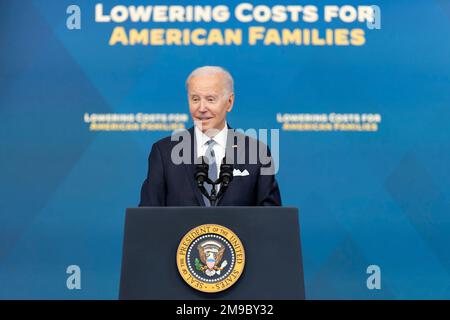 Washington, Vereinigte Staaten von Amerika. 12. Januar 2023. USA Präsident Joe Biden spricht vom South Court Auditorium im Eisenhower Executive Office Building des Weißen Hauses am 12. Januar 2023 in Washington, D.C. über die Wirtschaft Kredit: Adam Schultz/White House Photo/Alamy Live News Stockfoto