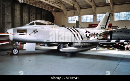 Nordamerikanische F-86A-5-NA Sabre G-SABR - 48-178 (MSN 151-43547), in einem der berühmten „Belfast Truss“-Hangars von Duxford. Stockfoto