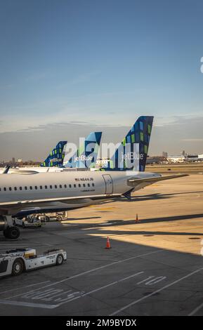 Ein vertikales Bild von JetBlue Airways Flugzeugen in Folge am John F. Kennedy Airport in New York Stockfoto