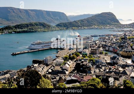 Blick auf den Hafen von Alesund mit Kreuzfahrtschiffen von Fjellstua, Mt. Aksla Mountain Top, Alesund, Norwegen, More Og Romsdal, Skandinavien, Europäisch - 10. Juli Stockfoto