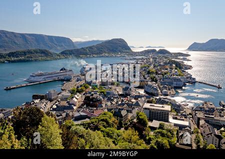 Blick auf den Hafen von Alesund mit Kreuzfahrtschiffen von Fjellstua, Mt. Aksla Mountain Top, Alesund, Norwegen, More Og Romsdal, Skandinavien, Europäisch - 10. Juli Stockfoto