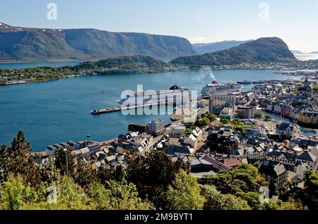 Blick auf den Hafen von Alesund mit Kreuzfahrtschiffen von Fjellstua, Mt. Aksla Mountain Top, Alesund, Norwegen, More Og Romsdal, Skandinavien, Europäisch - 10. Juli Stockfoto