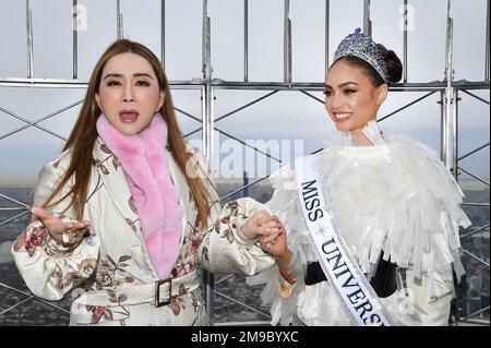 New York, USA. 17. Januar 2023. (L-R) Chief Executive Officer der JKN Global Group Anne Jakkaphong Jakrajutatip und Miss Universe 2022 R'Bonney Gabriel posieren gemeinsam bei einem Besuch des Empire State Building in New York, New York, 17. Januar 2023. (Foto: Anthony Behar/Sipa USA) Guthaben: SIPA USA/Alamy Live News Stockfoto