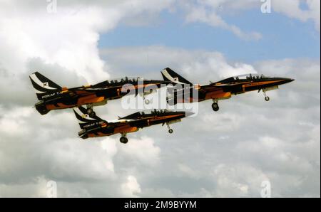 Republik Korea Air Force - Kai T-50B Golden Eagles '4', '5' und '6' von 239 Flugzeugschwadron 'Black Eagles', auf einer britischen Flugschau im Juni-Juli 2012. (10-0052 - KA-052, 10-0054 - KA-054 and10-0051 - KA-051) Stockfoto