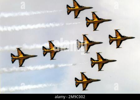 Republik Korea Air Force - Kai T-50B Golden Eagles, vom 239. Fluggeschwader „Black Eagles“, auf einer britischen Flugschau im Juni-Juli 2012. Stockfoto