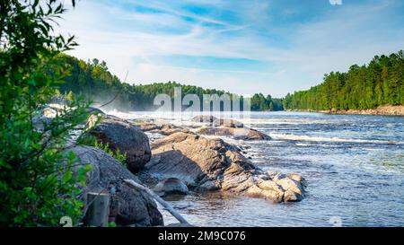 Stromschnellen auf einem großen Fluss in den Laurentians, Quebec, Kanada. An einem sonnigen Sommernachmittag ohne Leute aufgenommen. Stockfoto