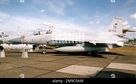 PAC-CAC JF-17 Thunder 10-114 (msn FC10106). Auf der SBAC Farnborough-Flugschau am 21. Juli 2010 Stockfoto