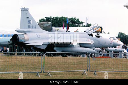 PAC-CAC JF-17 Thunder 10-114 (msn FC10106). Auf der SBAC Farnborough-Flugschau am 21. Juli 2010 Stockfoto