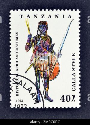Von Tansania gedruckte Briefmarke, die Galla-Stil zeigt, historische afrikanische Kostüme, ca. 1993. Stockfoto