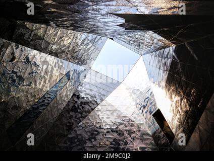 Barcelona, Spanien - Mai 2018: Ursprüngliche Decke des Gebäudes Edificio Forum - Museum Blau, von Jacques Herzog und Pierre de Meuron, Parc del Forum. Stockfoto