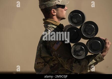 Ein Soldat der Idaho Army National Guard trägt einen Stapel leerer Patronenfasern, die man als Zehenfüße bezeichnet, um sich in der Nähe des Munitionspunkts zu stapeln. Zehen werden zur Aufbewahrung der 120mm Mörtelkugeln im gepanzerten Transporter M125A2 verwendet. Der Mörserzug der Idaho Army National Guard, HHC, 2-116. Combined Arms Battalion, schärft ihre Fähigkeiten bei der Vorbereitung auf die Entsendung zur Unterstützung der Operation Spartan Shield. Stockfoto