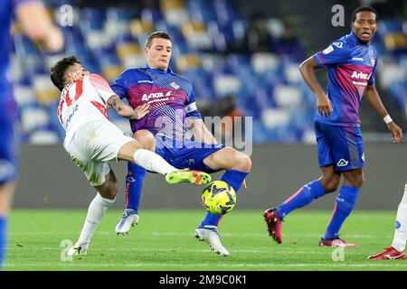 Neapel, Italien. 17. Januar 2023. Gianluca Gaetano von SSC Napoli und Daniel Ciofani von US Cremonese treten während des Fußballspiels des Italy Cup zwischen SSC Napoli und US Cremonese im Stadion Diego Armando Maradona in Neapel (Italien) am 17. Januar 2021 um den Ball an. Foto: Cesare Purini/Insidefoto Credit: Insidefoto di andrea staccioli/Alamy Live News Stockfoto