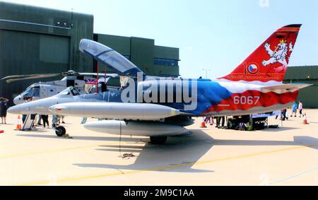 Swiss Air Force - Northrop F-5E Tiger II J-3090 (msn L1090-1191) des Aerobatikteams Patrouille Suisse bei der RAF Fairford. (Deutsch: Schweizer Luftwaffe; Französisch: Forces aeriennes suisses; Italienisch: Forze aeree svizzere; Romansh: Aviatica militara svizra) Stockfoto