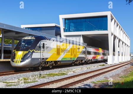 West Palm Beach, Vereinigte Staaten - 14. November 2022: Privater Zug BrightLine Intercity am Bahnhof West Palm Beach in Florida, United Sta Stockfoto