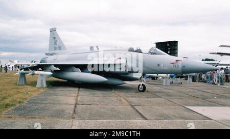 Pakistan Air Force - PAC JF-17 Thunder 10-113 (msn FC10108), auf der SBAC Farnborough Air Show am 20. Juli 2010. Stockfoto