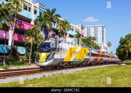 West Palm Beach, Vereinigte Staaten - 14. November 2022: Privater Zug BrightLine Intercity in West Palm Beach in Florida, Vereinigte Staaten. Stockfoto