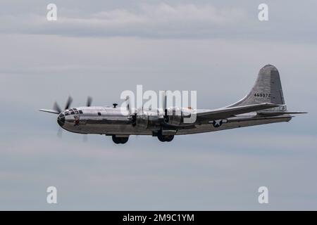 Eine B-29 Superfortress, bekannt als „Doc“, fliegt während des Fairchild Skyfests 2022 auf der Fairchild Air Force Base, Washington, am 15. Mai 2022. Das Team Fairchild veranstaltete die Flugschau, um der lokalen Gemeinschaft für ihre Unterstützung und Partnerschaften zu danken und zukünftige Generationen von Luftfahrern mit einer Präsentation der Vermögenswerte und Fähigkeiten der US-Luftwaffe zu inspirieren. Air Show, B-29 Superfortress, Doc, Fairchild AFB, Fairchild Skyfest 2022, Stockfoto