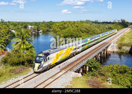 Deerfield Beach, Vereinigte Staaten - 13. November 2022: Privater Zug BrightLine Intercity in Deerfield Beach in Florida, Vereinigte Staaten. Stockfoto