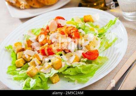 Caesar Salat mit Garnelen Stockfoto