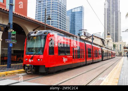 San Diego, Vereinigte Staaten - 7. November 2022: San Diego Trolley Straßenbahn öffentliche Verkehrsmittel am Bahnhof Santa Fe in San Diego, Vereinigte Staaten Stockfoto