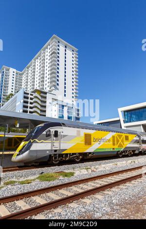 West Palm Beach, Vereinigte Staaten - 14. November 2022: BrightLine privater Intercity-Zug am Bahnhof West Palm Beach im Porträtformat in Flo Stockfoto