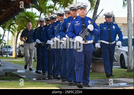 Polizeibeamte des Guam Police Department marschieren während der jährlichen Gedenkfeier für Friedensoffiziere und der Kranzlavierzeremonie am 15. Mai 2022 im Polizeirevier Hagatna, Guam. Die Zeremonie wurde zu Ehren aller Strafverfolgungsbehörden auf Guam abgehalten, sowie jener Beschützer, die in Ausübung ihrer Pflicht gefallen sind. Stockfoto