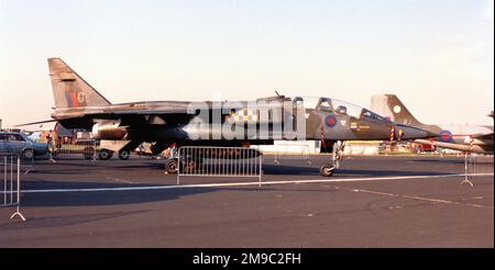 Royal Air Force - SEPECAT Jaguar T.2A XX843 - „GT“ (msn B.31), Staffel Nr. 54, bei RAF Coltishall. Stockfoto