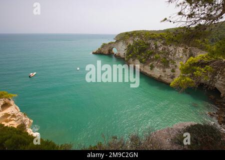 Blick auf das Architiello von San Felice an der Küste nahe Vieste in der Provinz Foggia in Italien Stockfoto