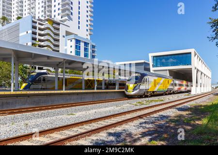 West Palm Beach, Vereinigte Staaten - 14. November 2022: Privater Zug BrightLine Intercity am Bahnhof West Palm Beach in Florida, United Sta Stockfoto